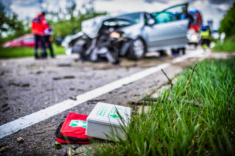 Schwerer Unfall fordert insgesamt 2 Todesopfer - 2 Pkw frontal zusammengestoßen