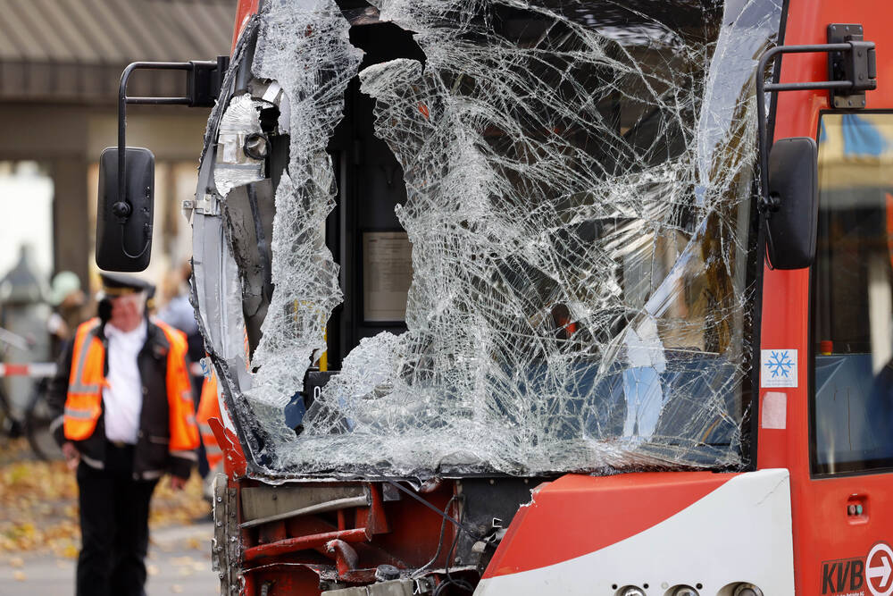 Lastwagen kracht an Haltestelle in einen Linienbus – es gibt Verletzte!