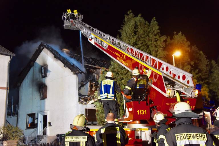 Mehrfamilienhaus in Sachsen explodiert! Rettungskräfte finden Todesopfer nach Hausexplosion