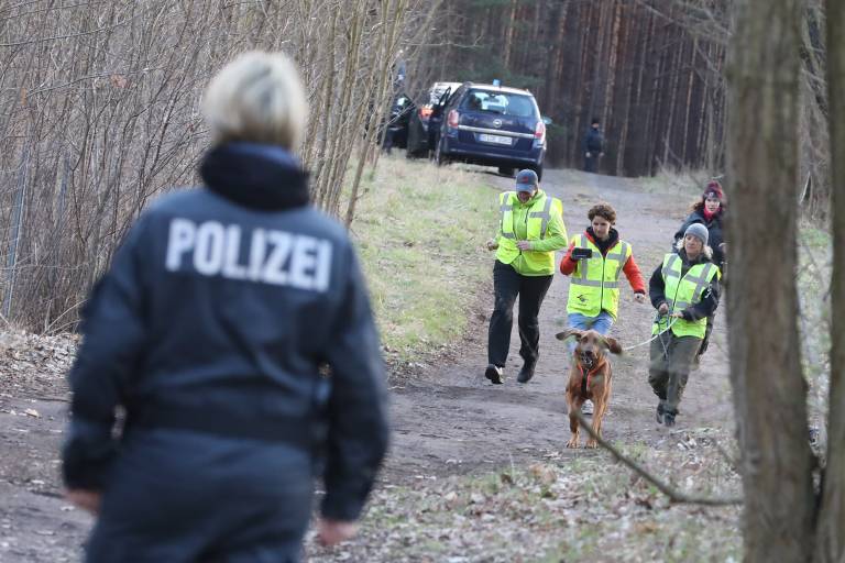 Auf Schulweg! 14-jährige Schülerin vergewaltigt - Polizei fahndet nach dem Täter