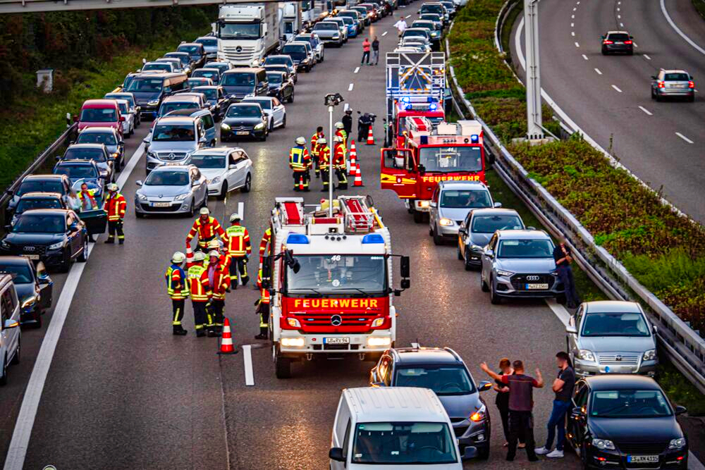 Mutter auf Autobahn von LKW erwischt! Sie wollte Ihre Kinder anschnallen! Lebensgefahr!