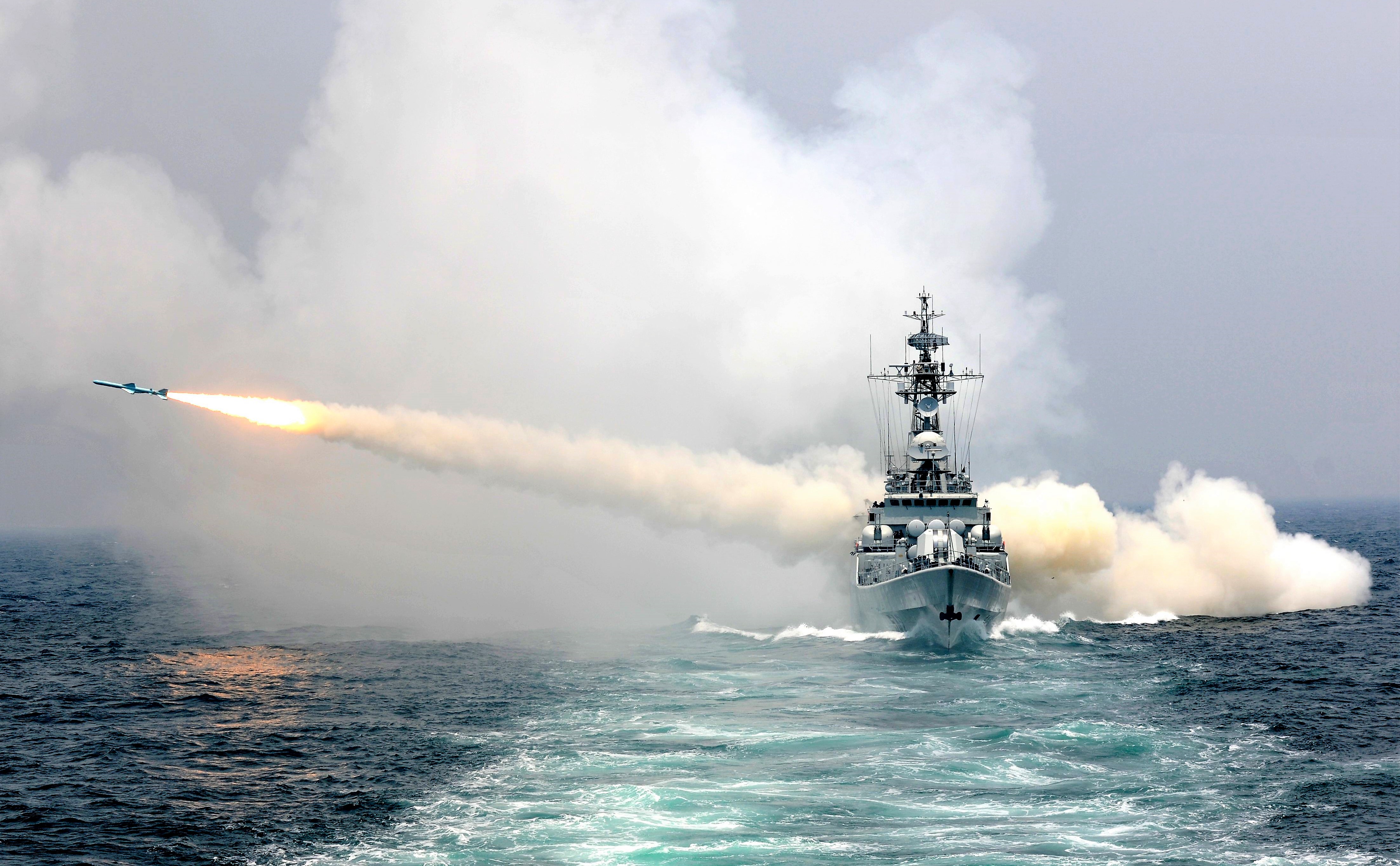 Britisches Kriegsschiff vernichtet heranfliegende Drohne! NATO-Verband erfolgreich verteidigt!