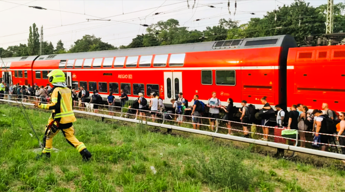 Notfall bei der Deutschen Bahn - gleich zwei Züge gestoppt! Menschen ohne Klimaanlage in Bahn gefangen!