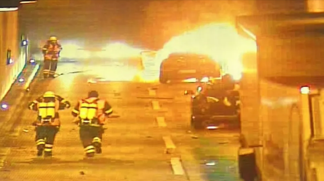 Feuer-Chaos auf der Autobahn - Vollsperrung nach Fahrzeugbrand!