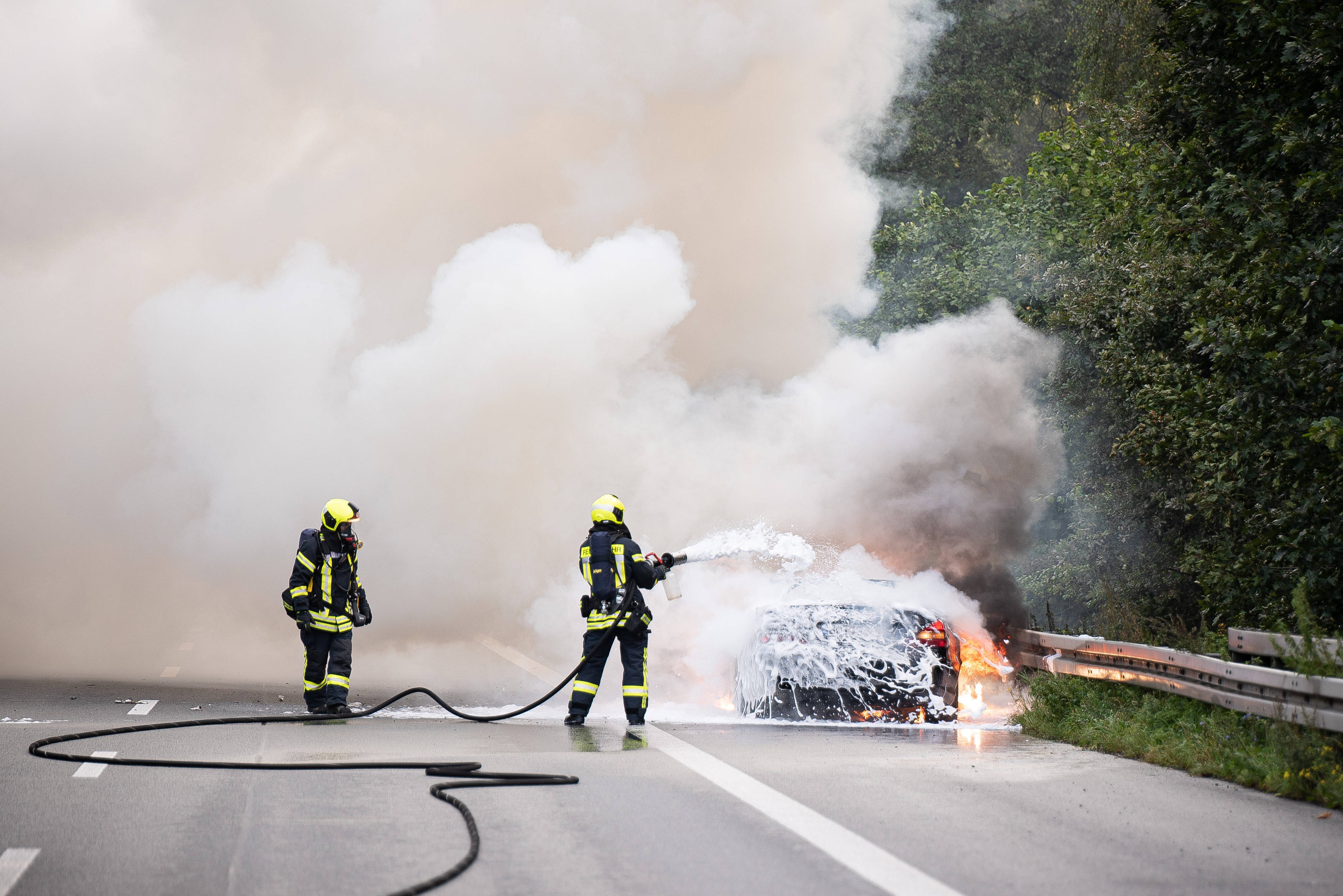 Vollsperrung! Feuer auf der Autobahn! Fahrer eines PKW stirb nach Crash mit einem Lastwagen