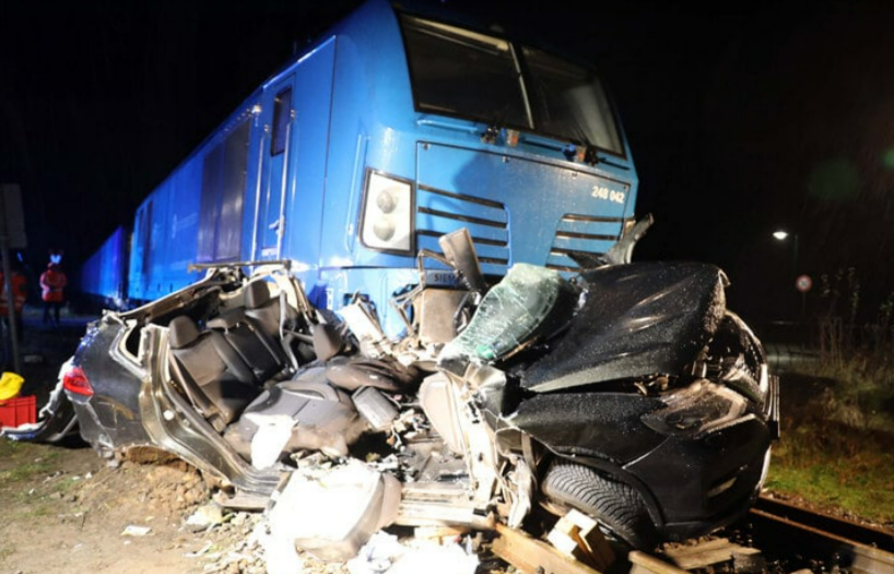 Schweres Zugunglück bei Stuttgart! Auto stürzt auf Gleise und wird von Zug erfasst! Es gibt schwer Verletzte