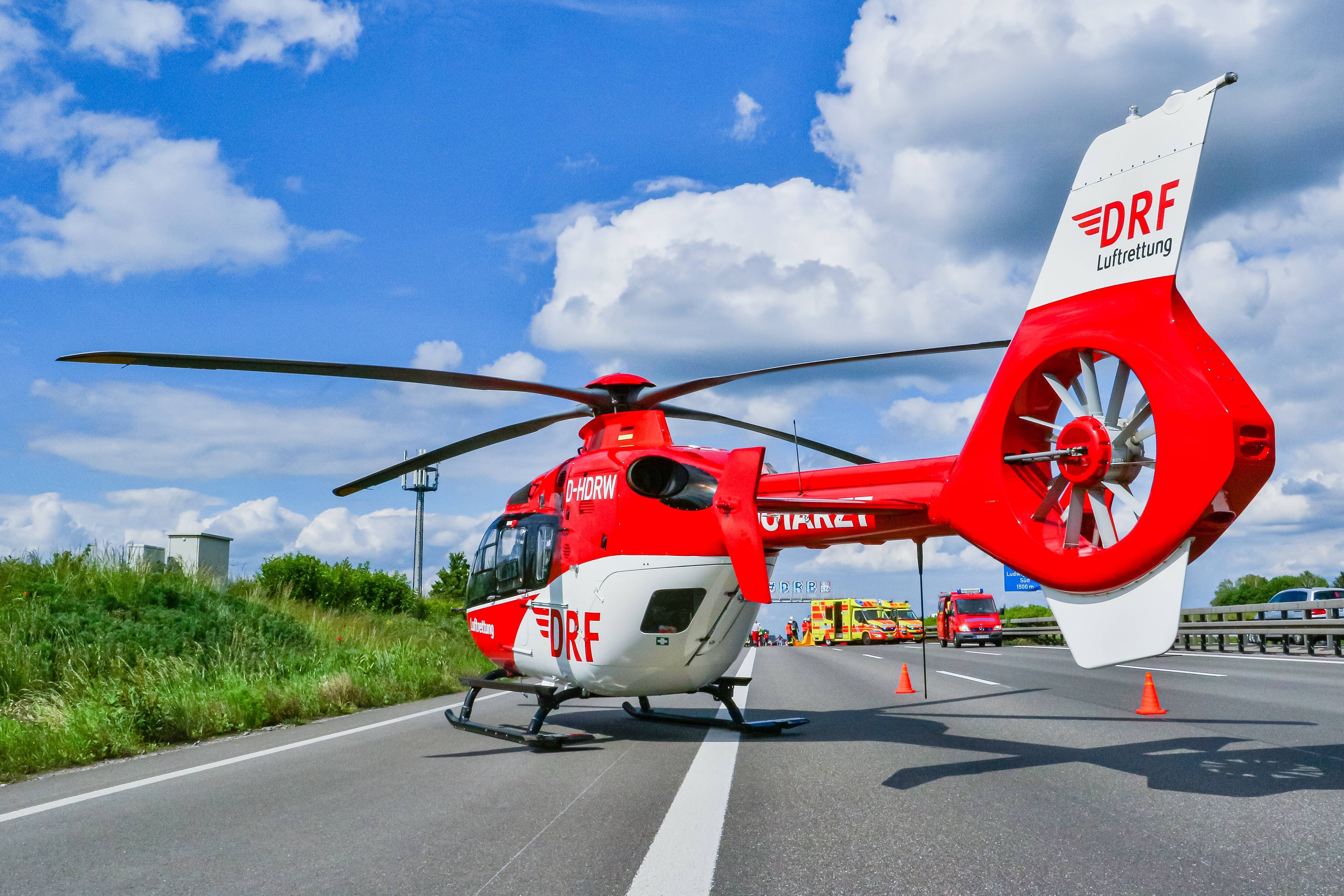 Schrecklicher Unfall mit Fahrerflucht auf der Autobahn - Lastwagenfahrer flieht nach Kollision 