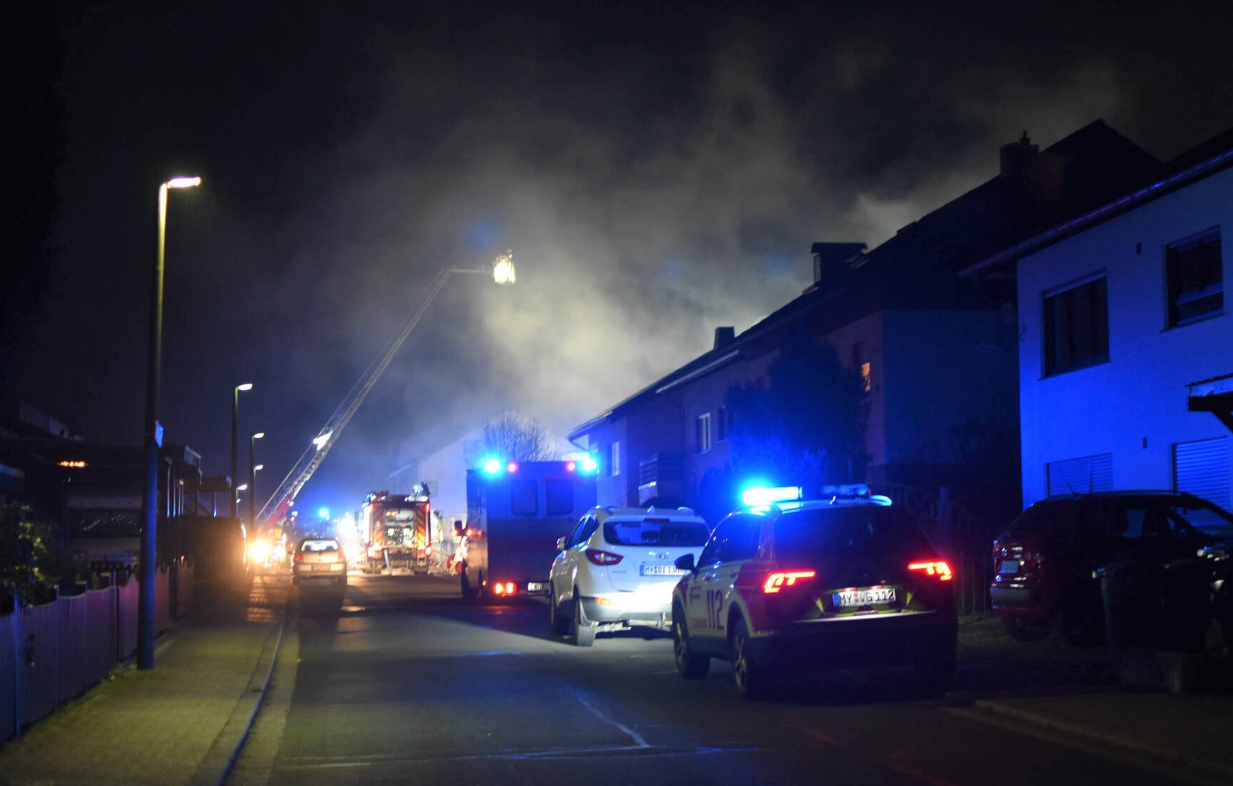 Kiosk in Düsseldorf explodiert! 3 Tote, 16 Verletzte - Feuerwehr kämpft gegen die Flammen!