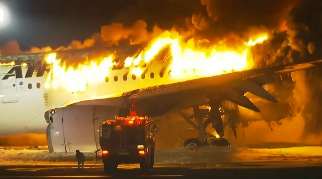 Flugzeug explodiert auf Startbahn - Passagiere hören Knall, dann kommt das Chaos!
