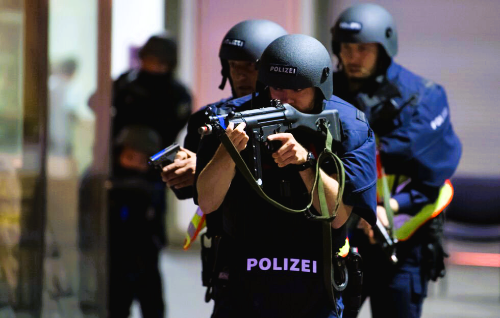Vater angezündet und Polizei mit Flammenwerfer attackiert: Elite-Polizisten töten Angreifer!