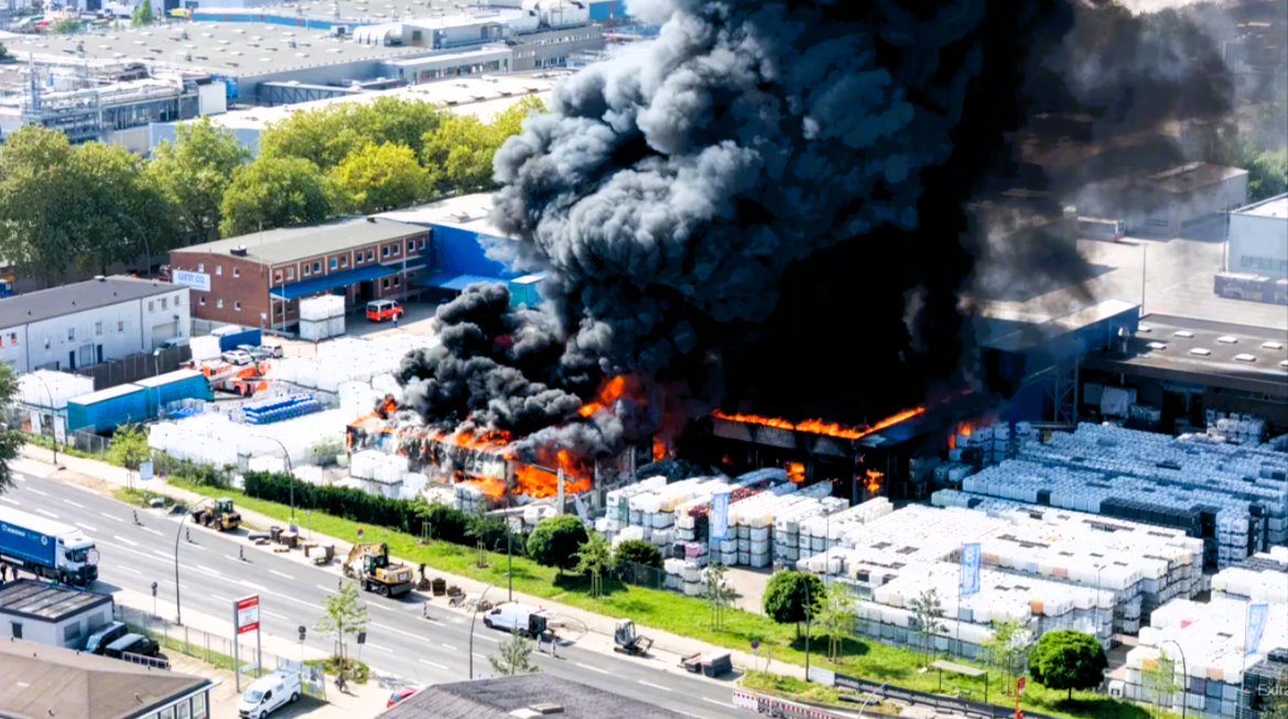 Mega-Brand in Hamburger, riesige Rauchwolke über der Stadt! Feuerwehr warnt die Bevölkerung