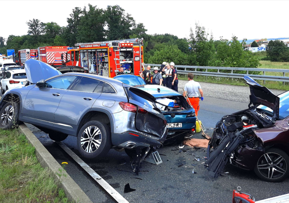 Massen-Crash mit dramatischem Ausgang: Zwei Unfallopfer fliehen und lassen Verletzten zurück
