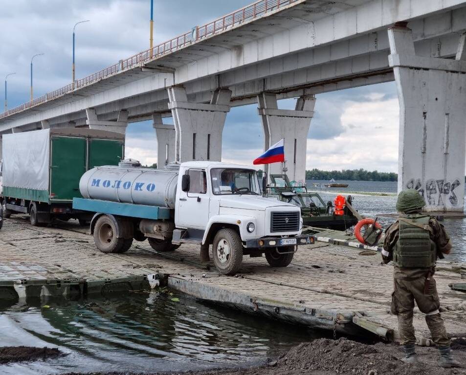 Russische Armee baut schwimmende Brücke bei Cherson - Armee bereite seine Flucht vor!