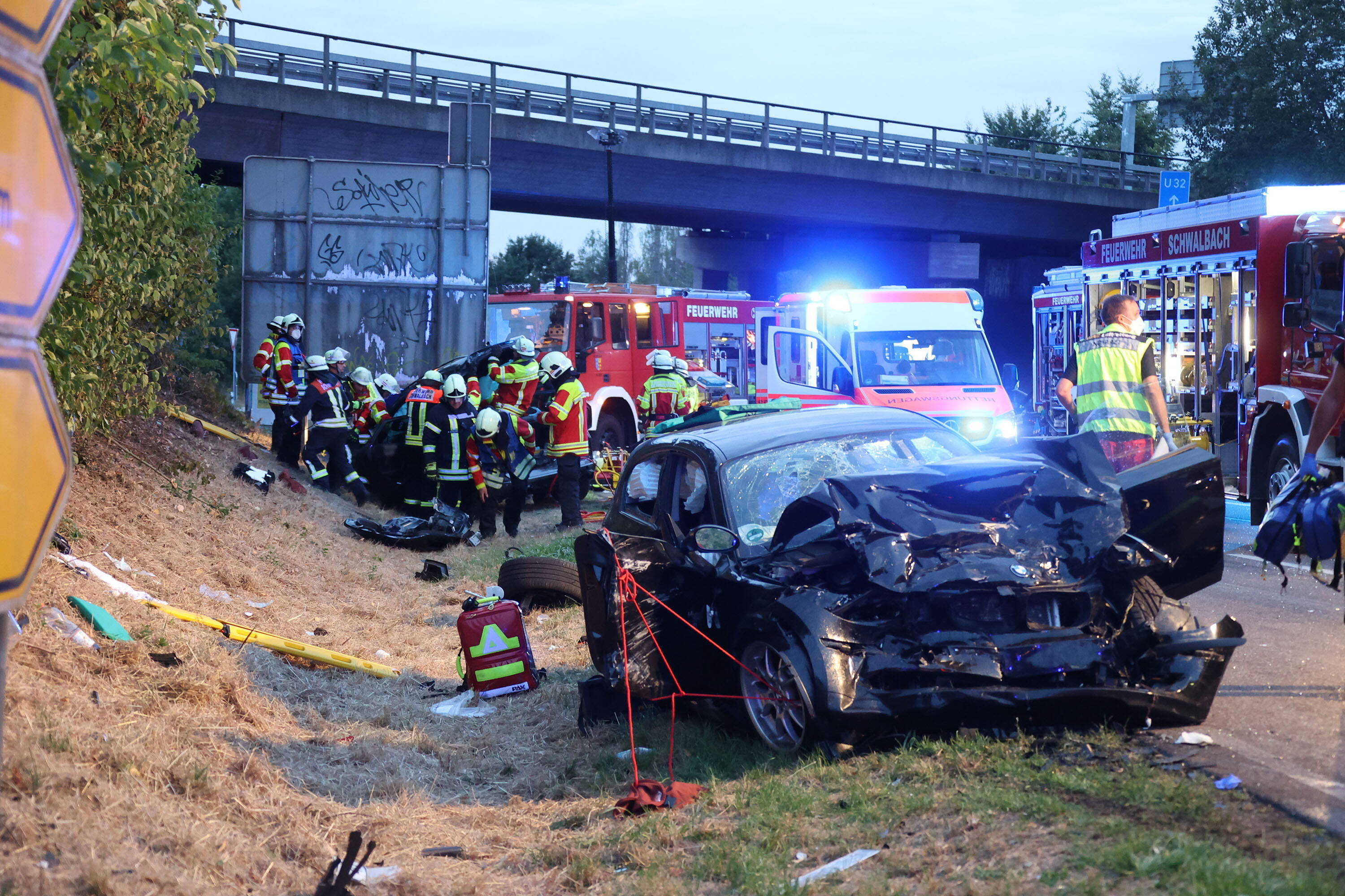 Dramatischer Unfall auf der Autobahn - PKW stößt mit Streifenwagen zusammen!