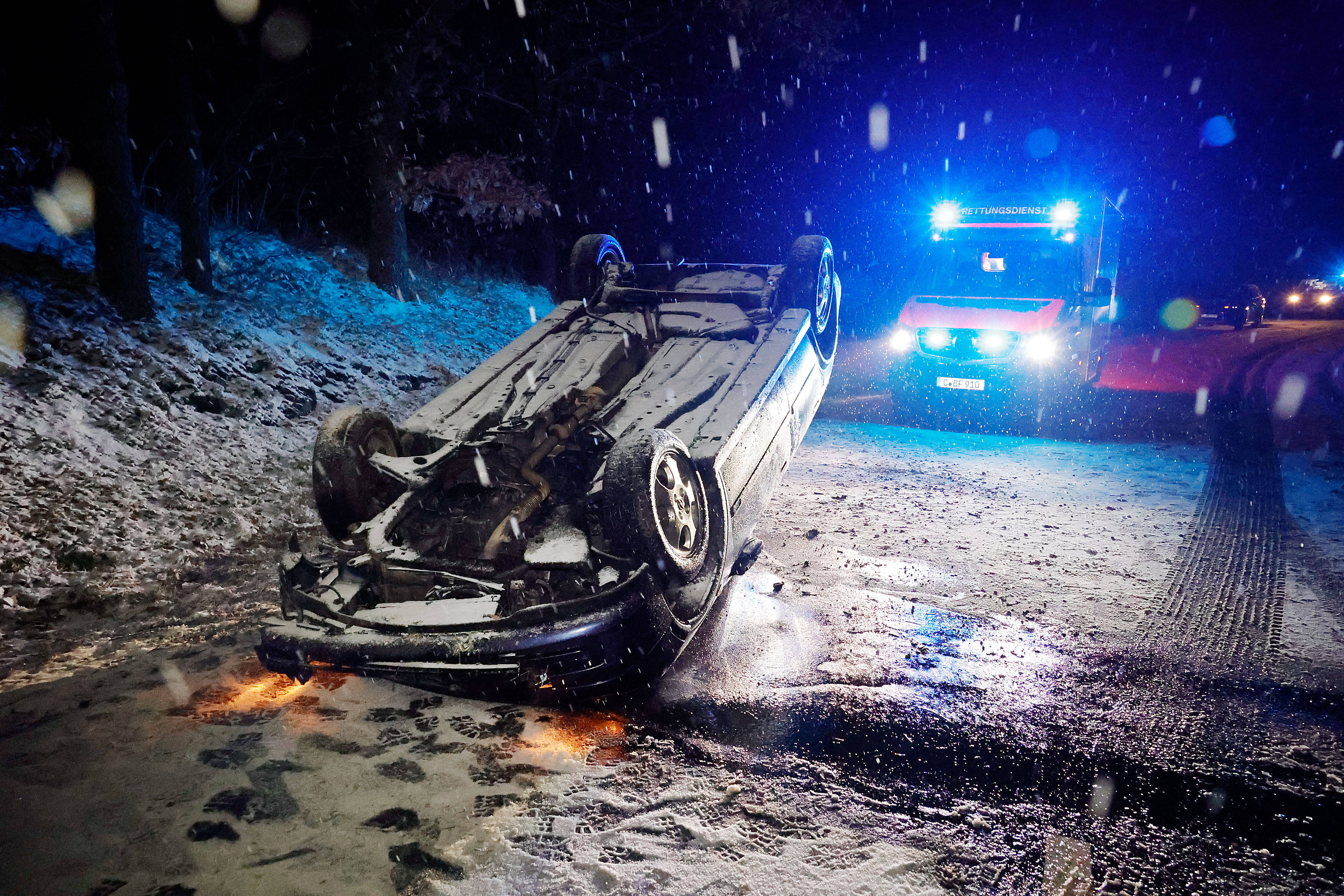 Vollsperrung! Schwerer Unfall auf der Autobahn -  3 Geschwister schwer verletzt! 