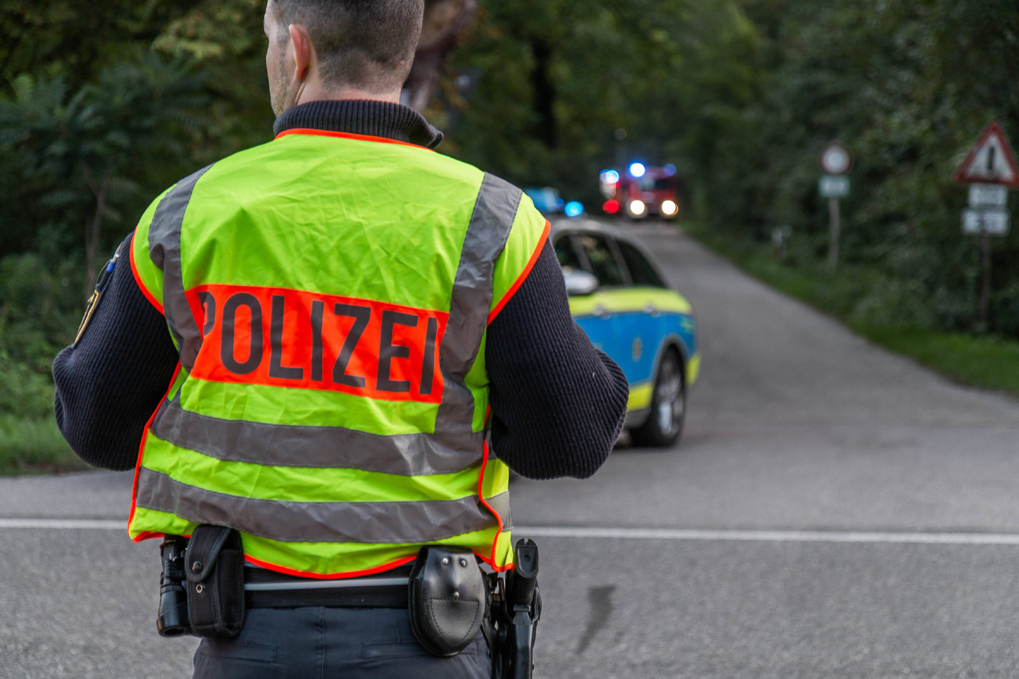 SEK-Einsatz in Essen - Lage unklar! Schwerbewaffnete Polizisten stürmen Wohnung und sperren Straßen!