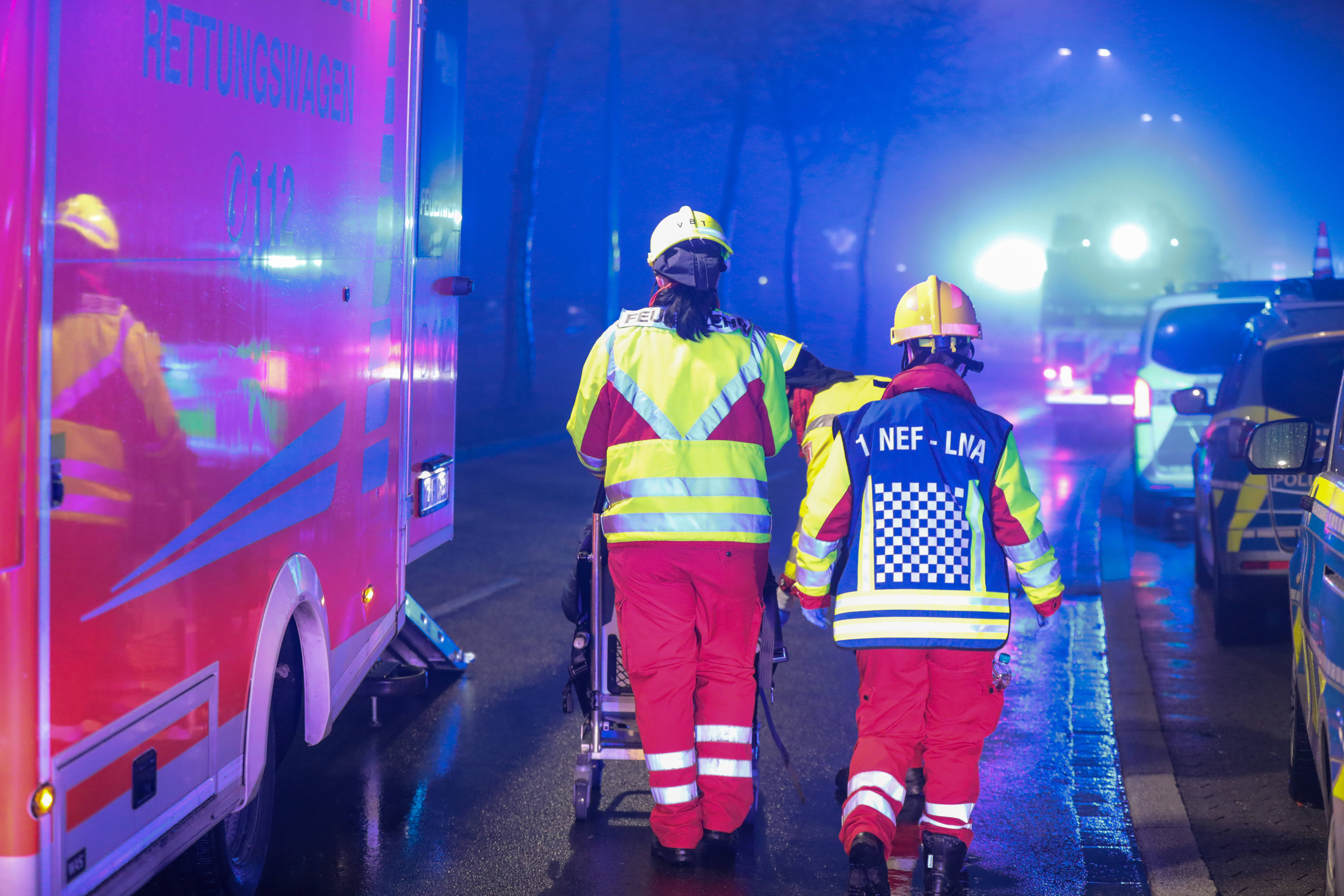 Vollsperrung auf der Autobahn! Schwerer Unfall mit Folgeunfall - eine Person kommt ums Leben