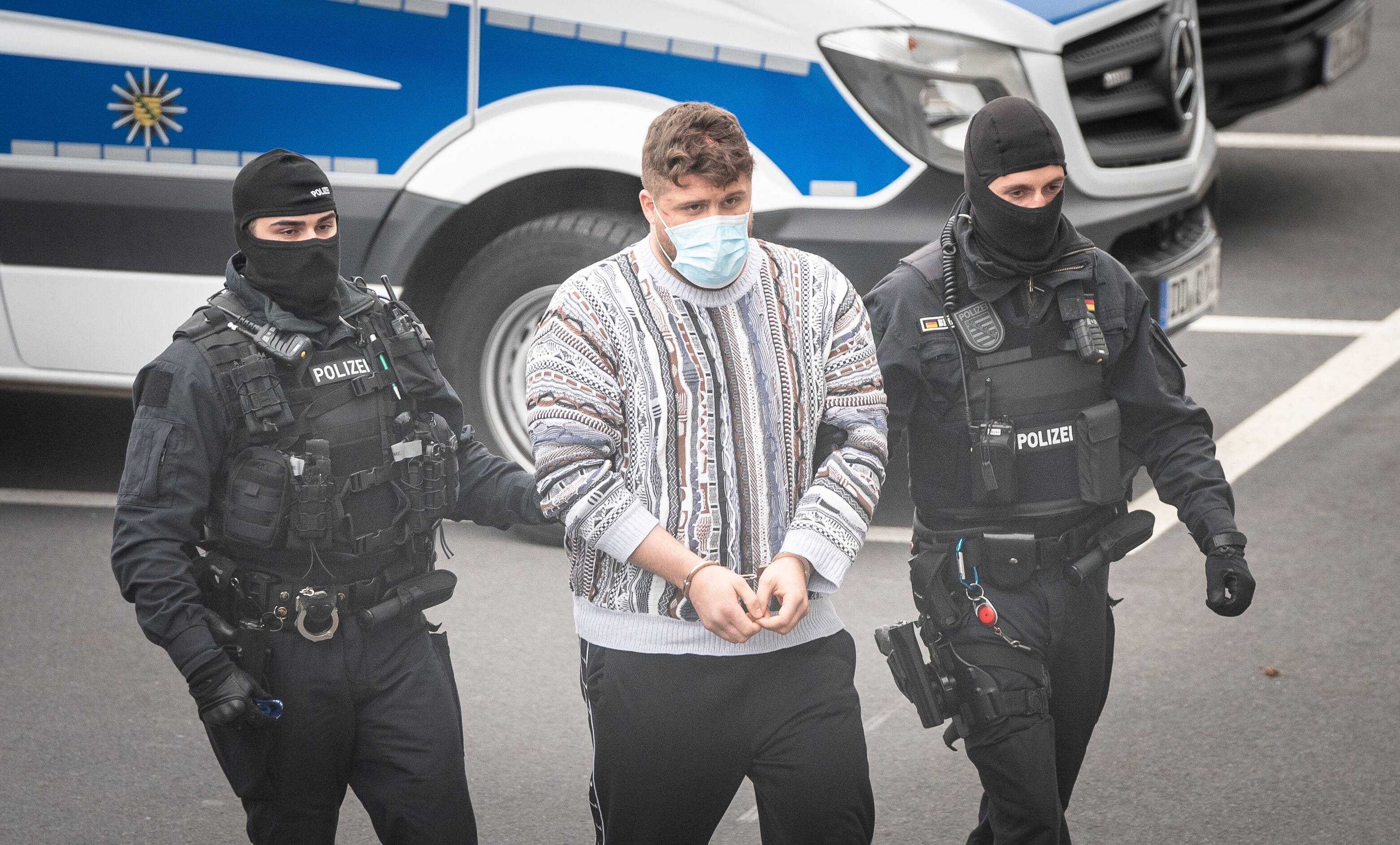 SEK stürmt Remmo-Villa! Schwerbewaffnete Polizisten nehmen 3 Clanmitglieder fest!