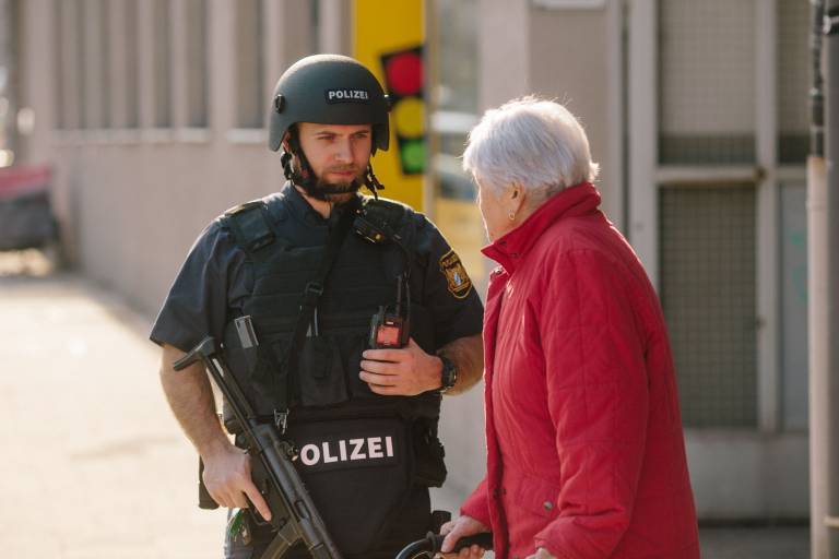 Gymnasiast ermordet Blumenhändlerin! Tatwaffe bei 17-jährigen von Polizei entdeckt!