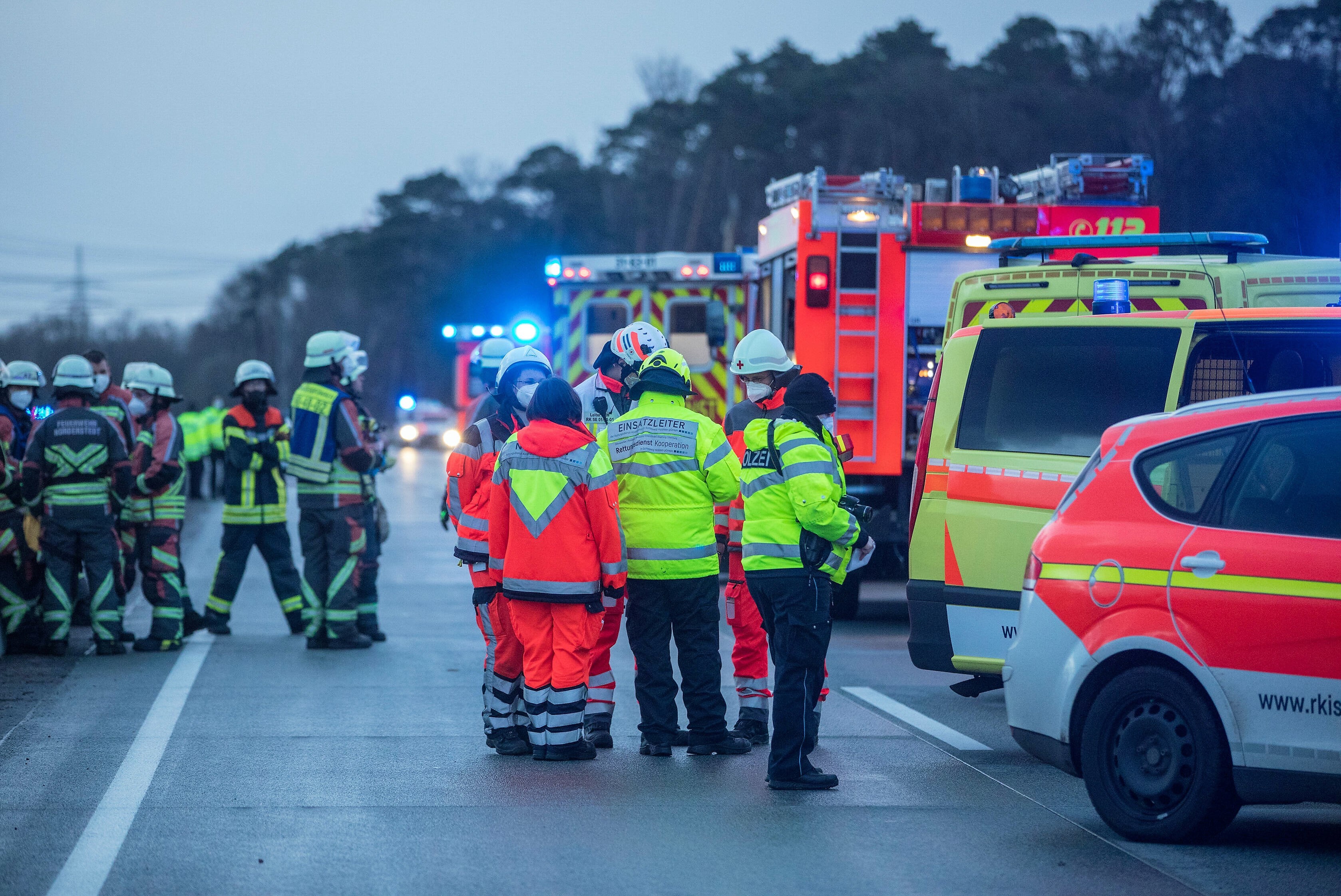 Horror-Unfall auf schnurgerader Strecke - Mann rast mit seinem Wagen gegen Baum und stirbt