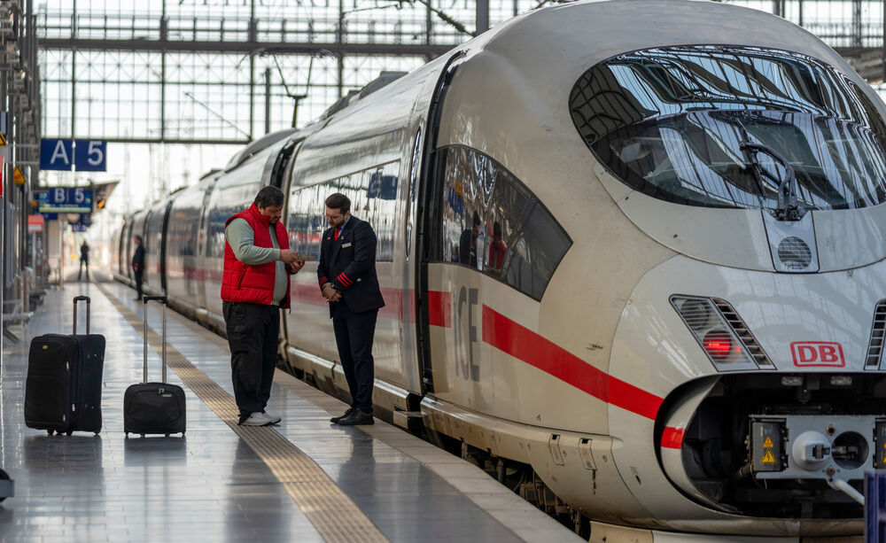 Wie bitte? ICE der Deutschen Bahn verfährt sich und muss umdrehen! Passagiere fassungslos!