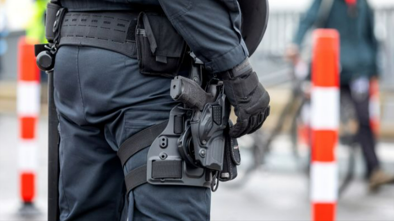 Mann mit Samurai-Schwert geht auf Anwohner los und verletzt Hund schwer! Unfassbare Szenen