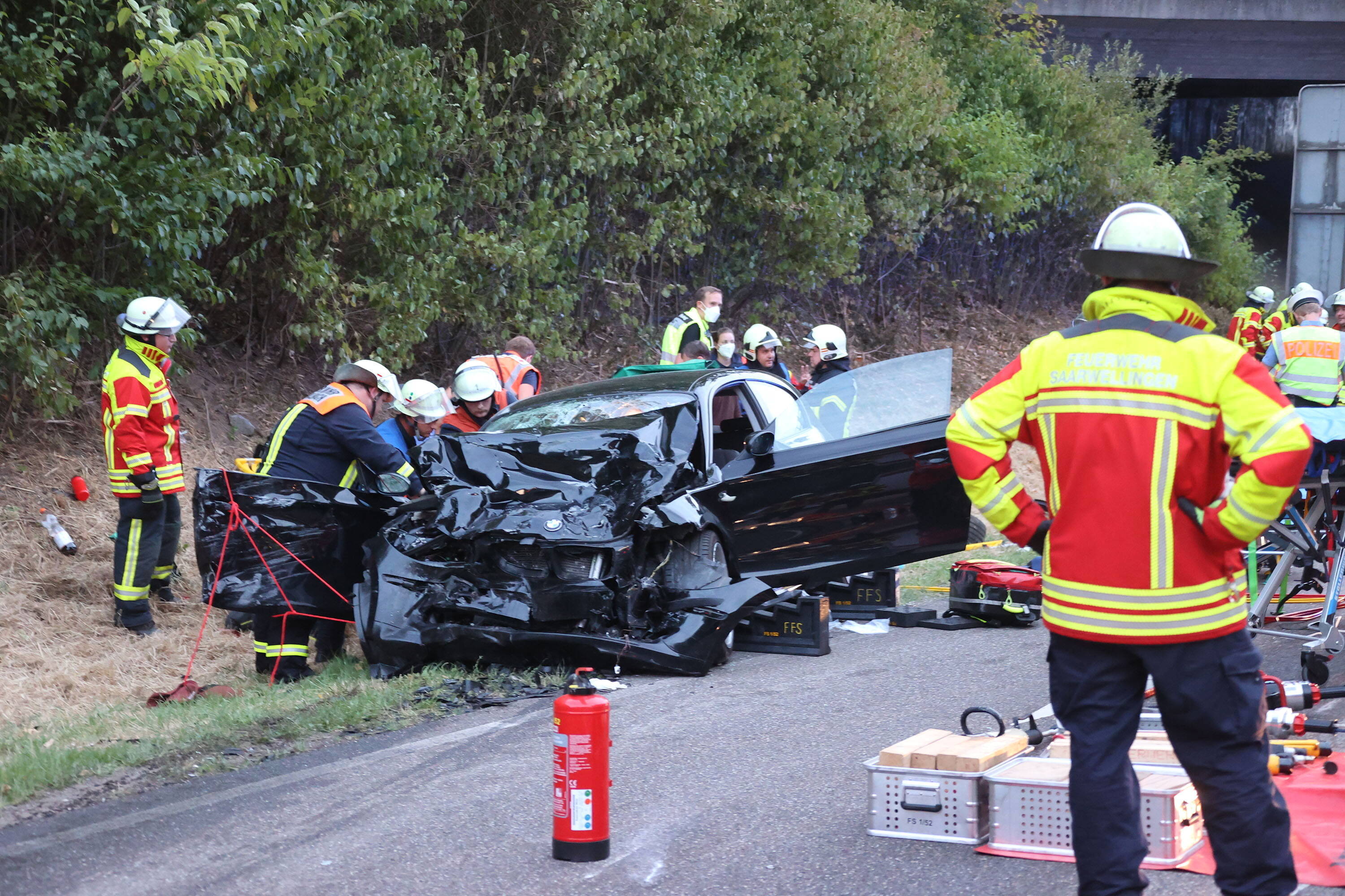 Überholvorgang endet tödlich! Fahrer eines VW-Bus kracht frontal in ein Motorrad - Biker stirbt an der Unfallstelle