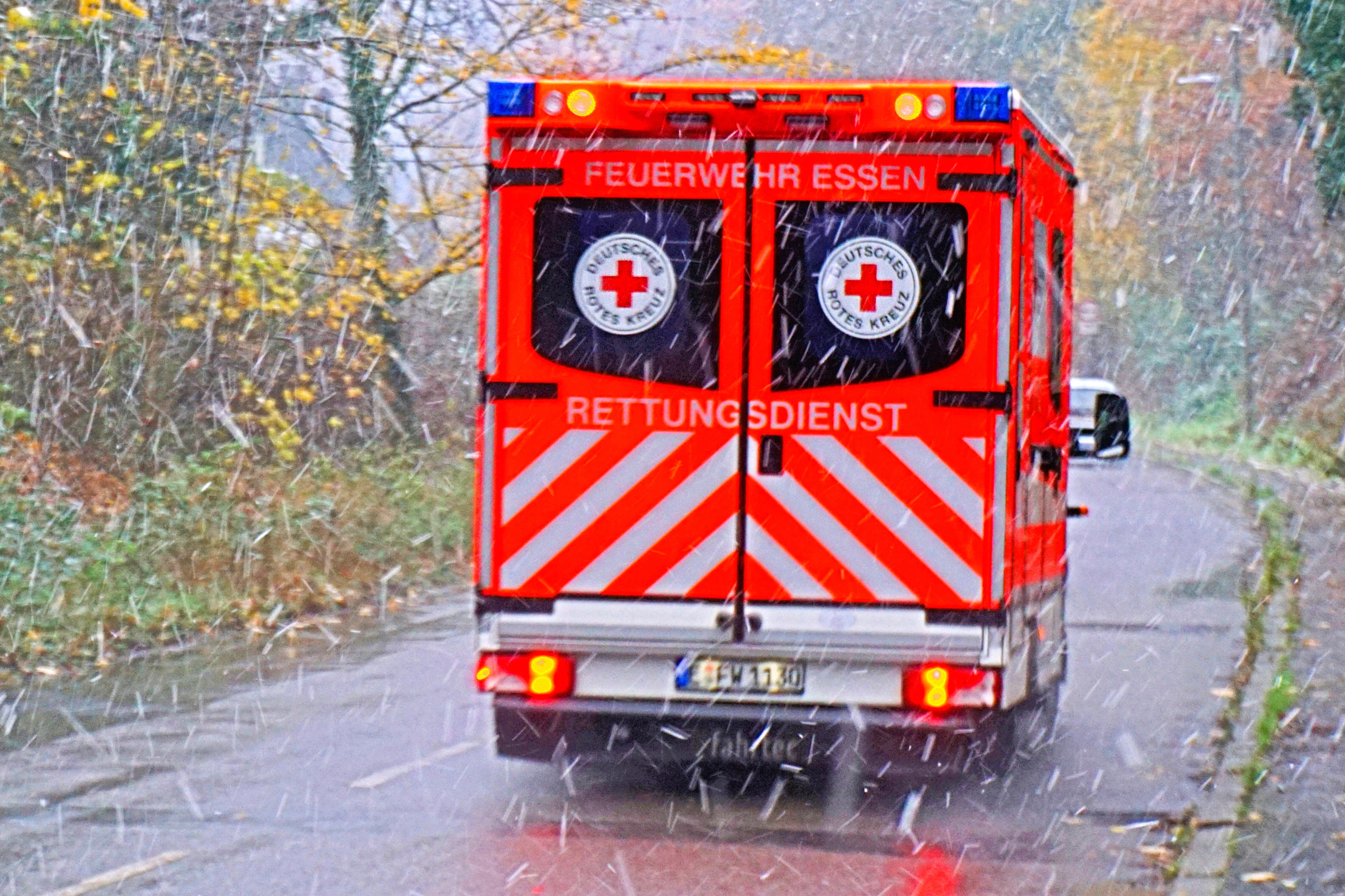 Auto rast in Kindergruppe! Kinder schwer verletzt - Angehörige attackieren Unfallverursacher!