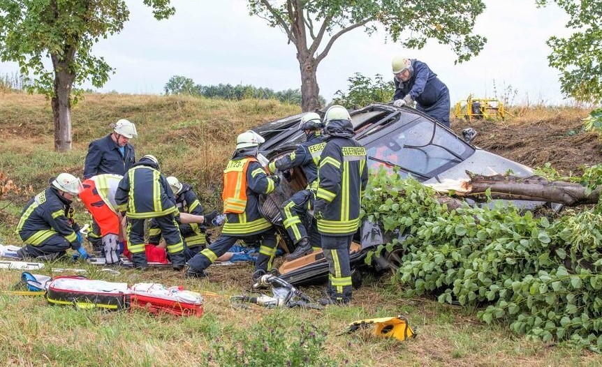 Schlimmer Unfall! Frau stirbt  bei Frontal-Zusammenstoß mit einem Kühllaster auf der Bundesstraße!