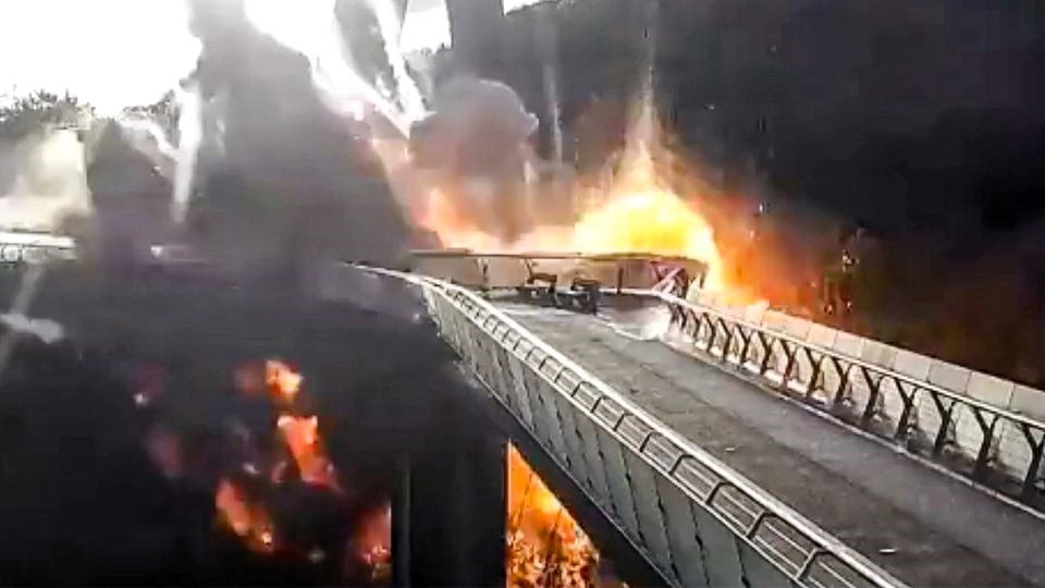 Putins Flotte brennt! Ukraine greift Krim-Flotte erneut an - mehrere Kriegsschiffe getroffen