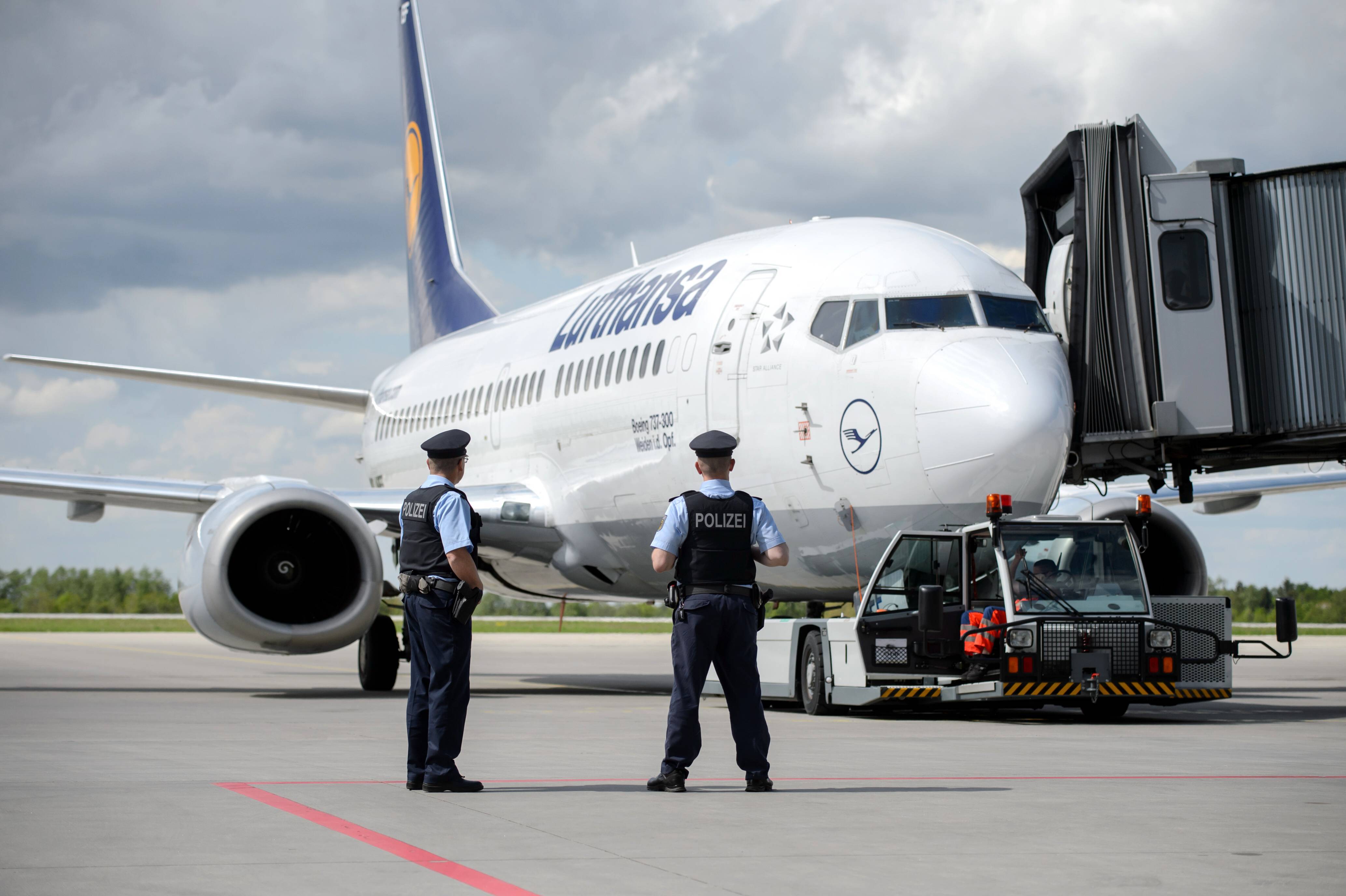 Bombenfund am Düsseldorfer Flughafen: Spezialkräfte im Einsatz!