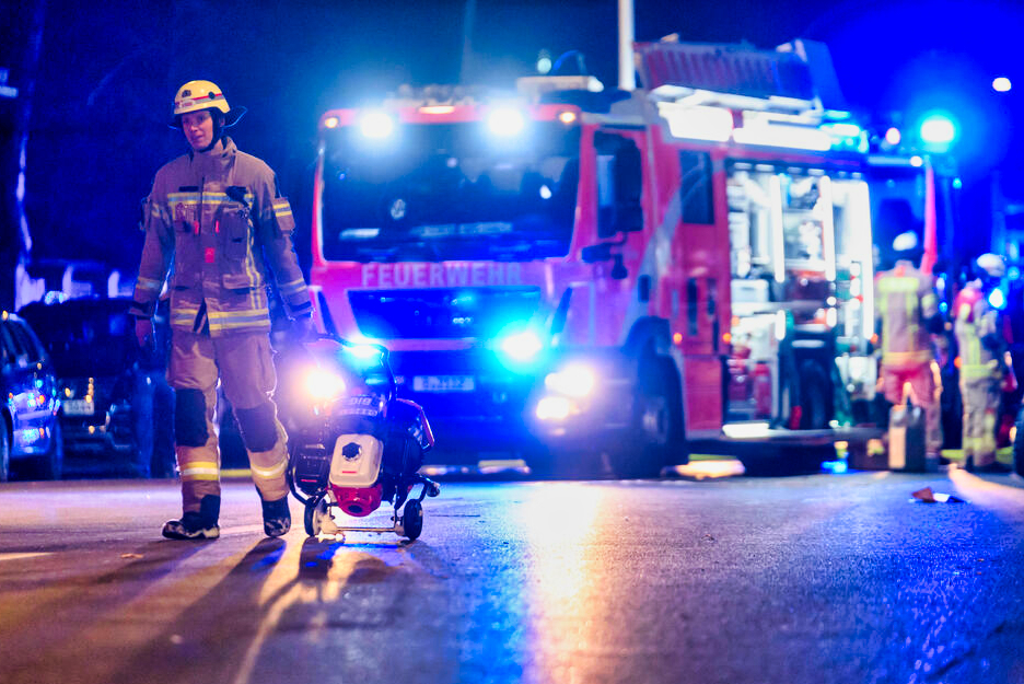 Eilmeldung! Tödlicher Unfall in - 18-jähriger Autofahrer stirbt in zerfetztem Unfallwrack!