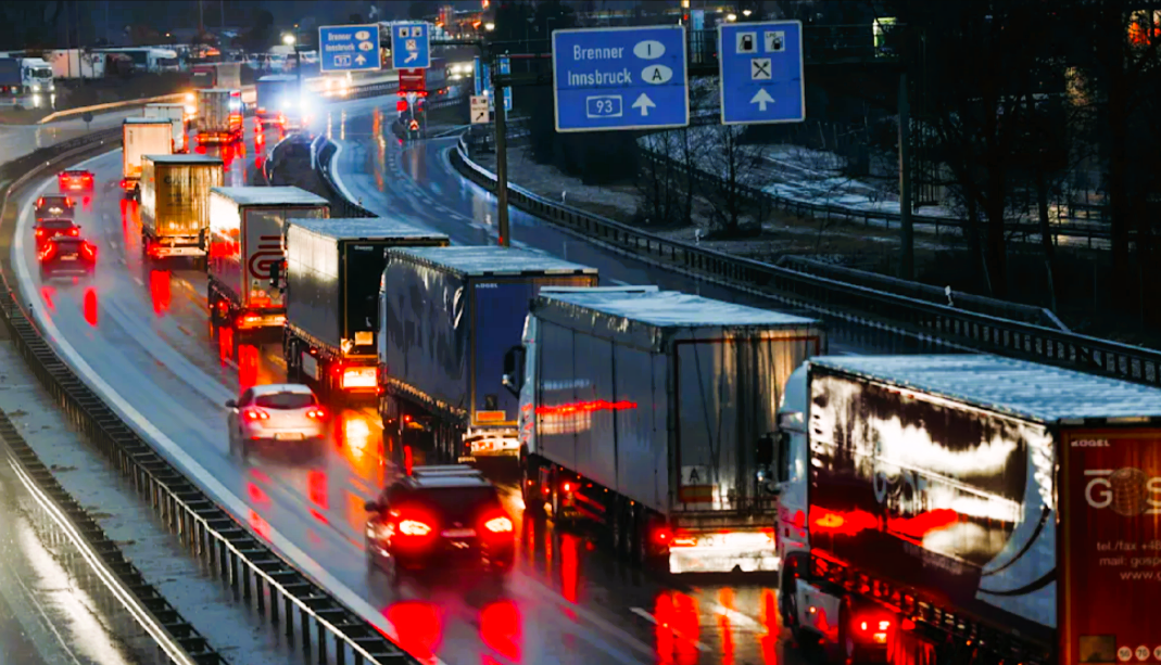 Vollsperrung! LKW rast in Stauende, ein Todesopfer - Autobahn dicht