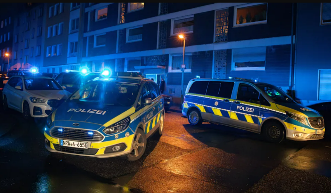 Mordversuch mit VW Golf! Mann will Verwandten überfahren und rast in Fußgänger Gruppe!