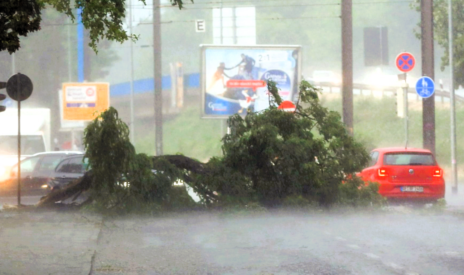 Katwarn! Alarmstufe Rot in 13 Kreisen - schwere Unwetter ziehen auf!