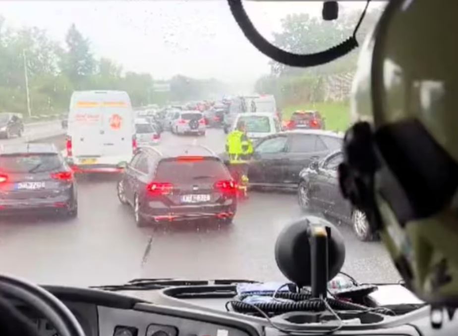 Vollsperrung! Folgenschwerer Unfall auf deutscher Autobahn - Volvo rast unter LKW!